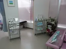 ホームケア用品等がディスプレイされたゆり皮膚科待合室